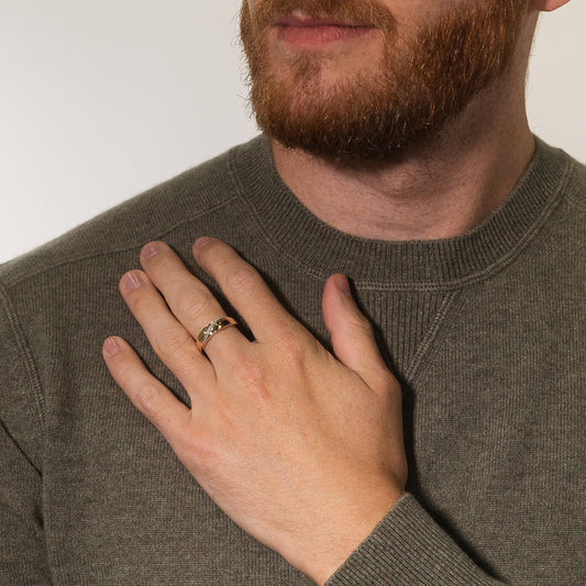 Men's Diamond Wedding Band in 10K Yellow Gold (0.10 ct tw)