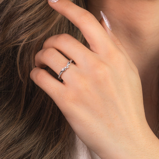 V Shape Diamond Wedding Band in 14K White Gold (0.13 ct tw)